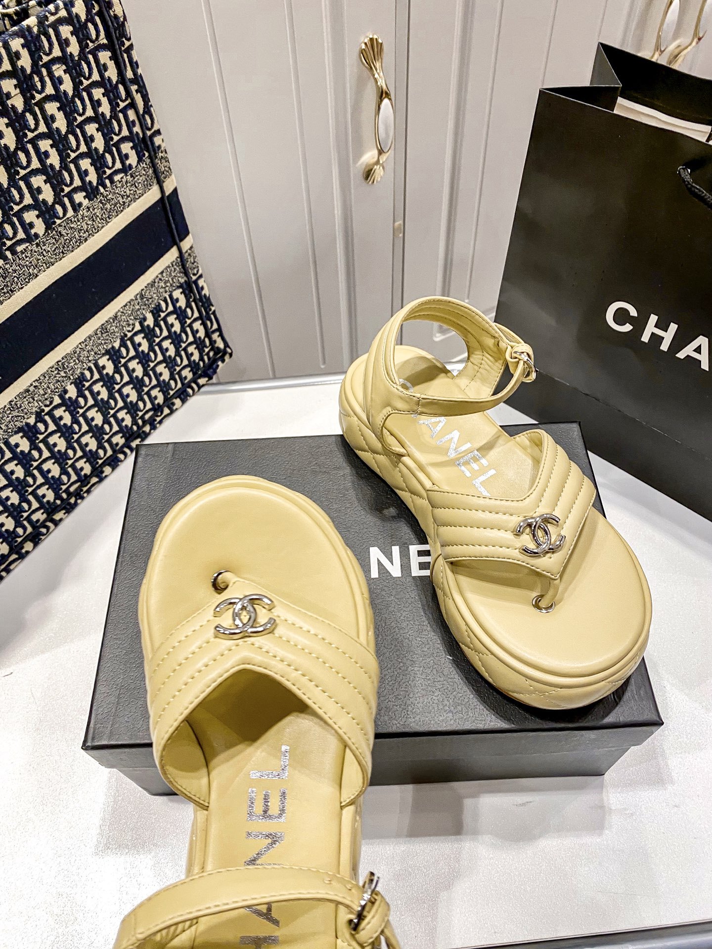 D Style diamond platform flip flops