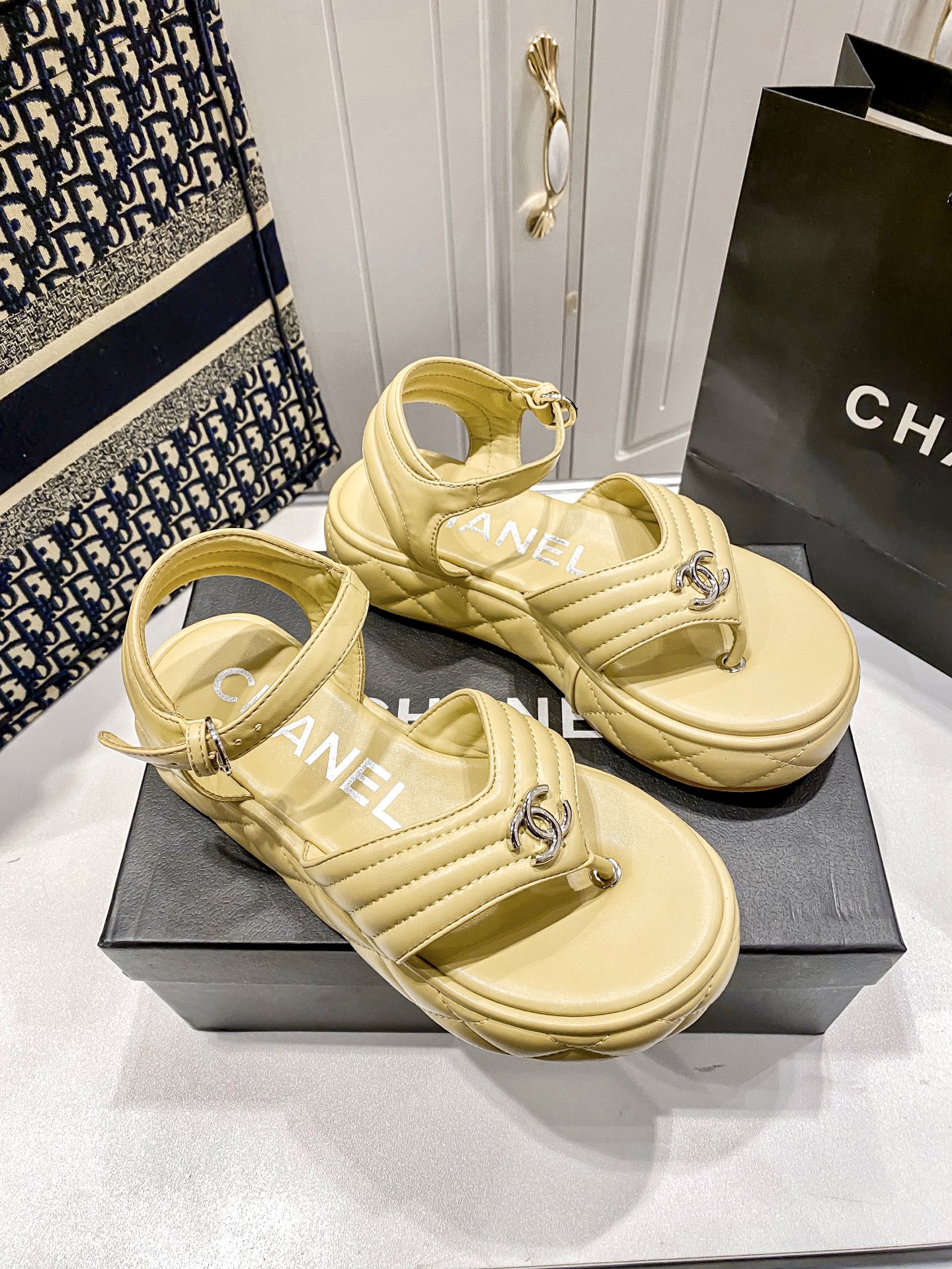 D Style diamond platform flip flops