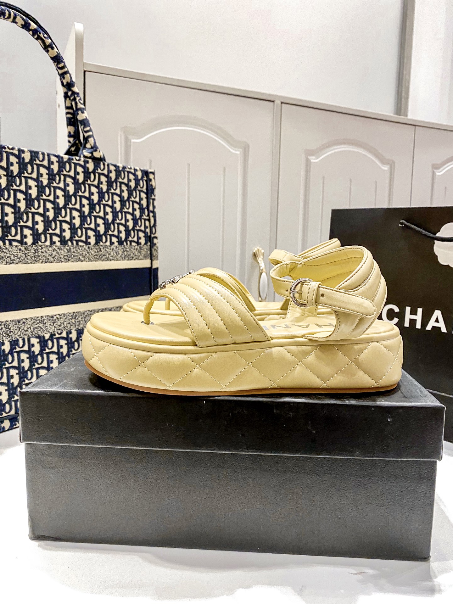 D Style diamond platform flip flops