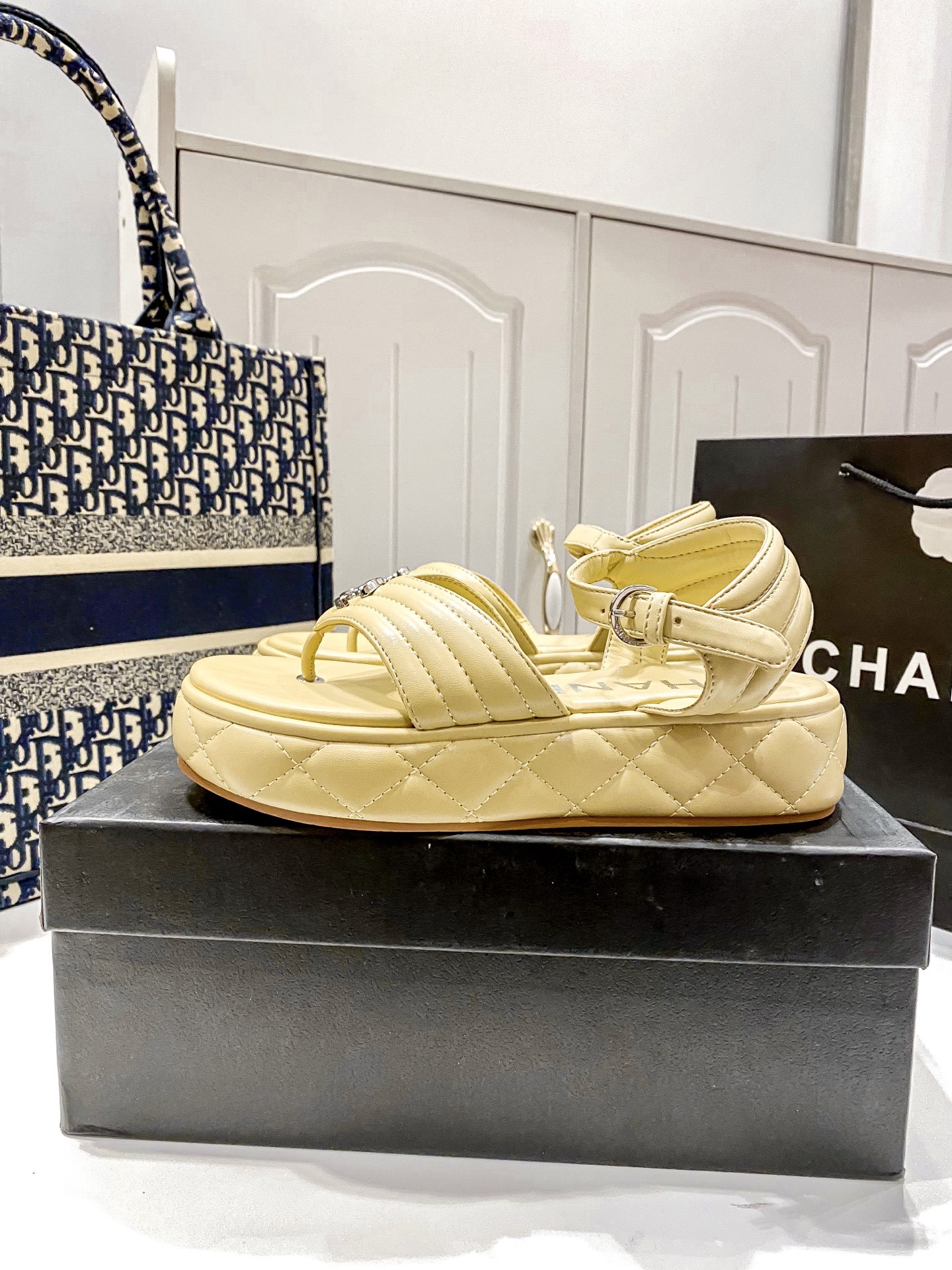 D Style diamond platform flip flops