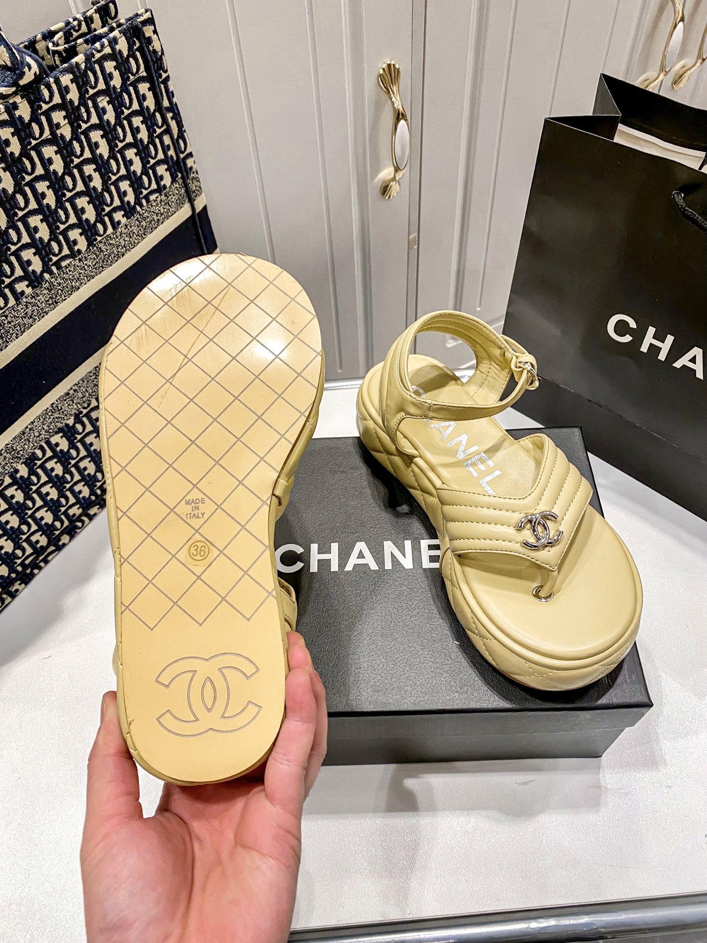 D Style diamond platform flip flops