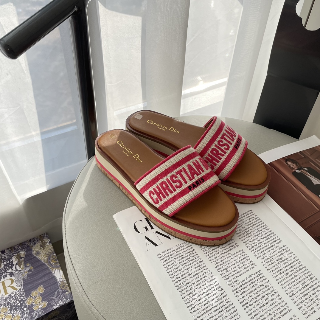 D Style letter embroidered platform slippers