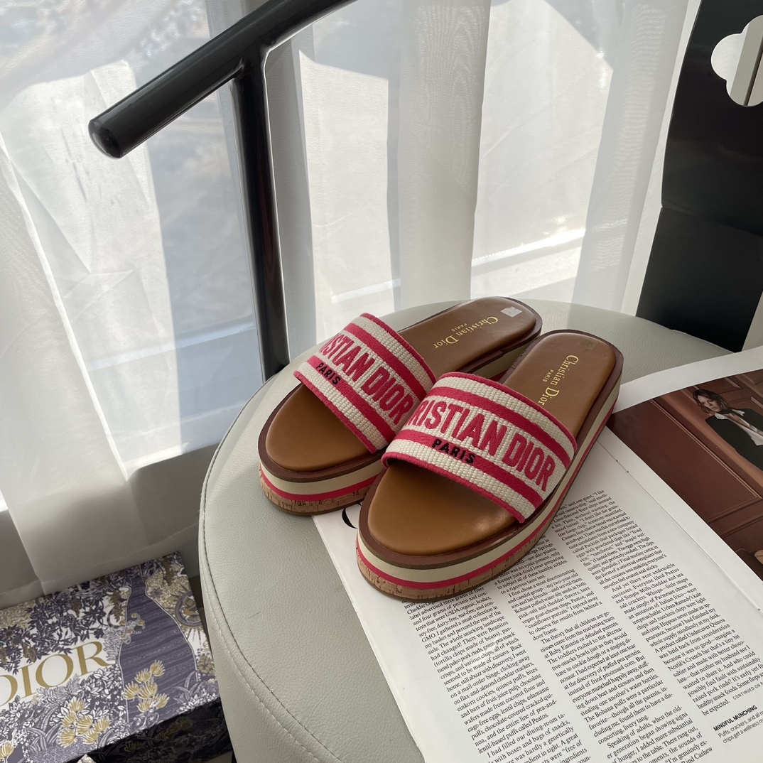 D Style letter embroidered platform slippers