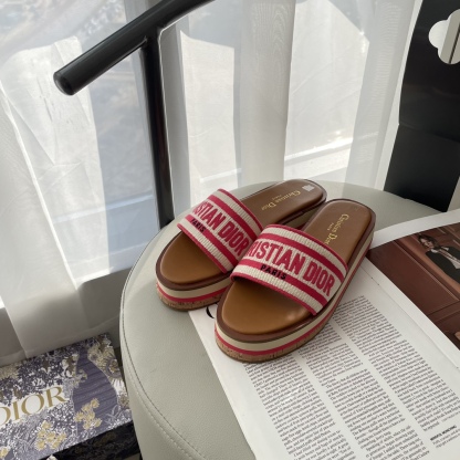 D Style letter embroidered platform slippers