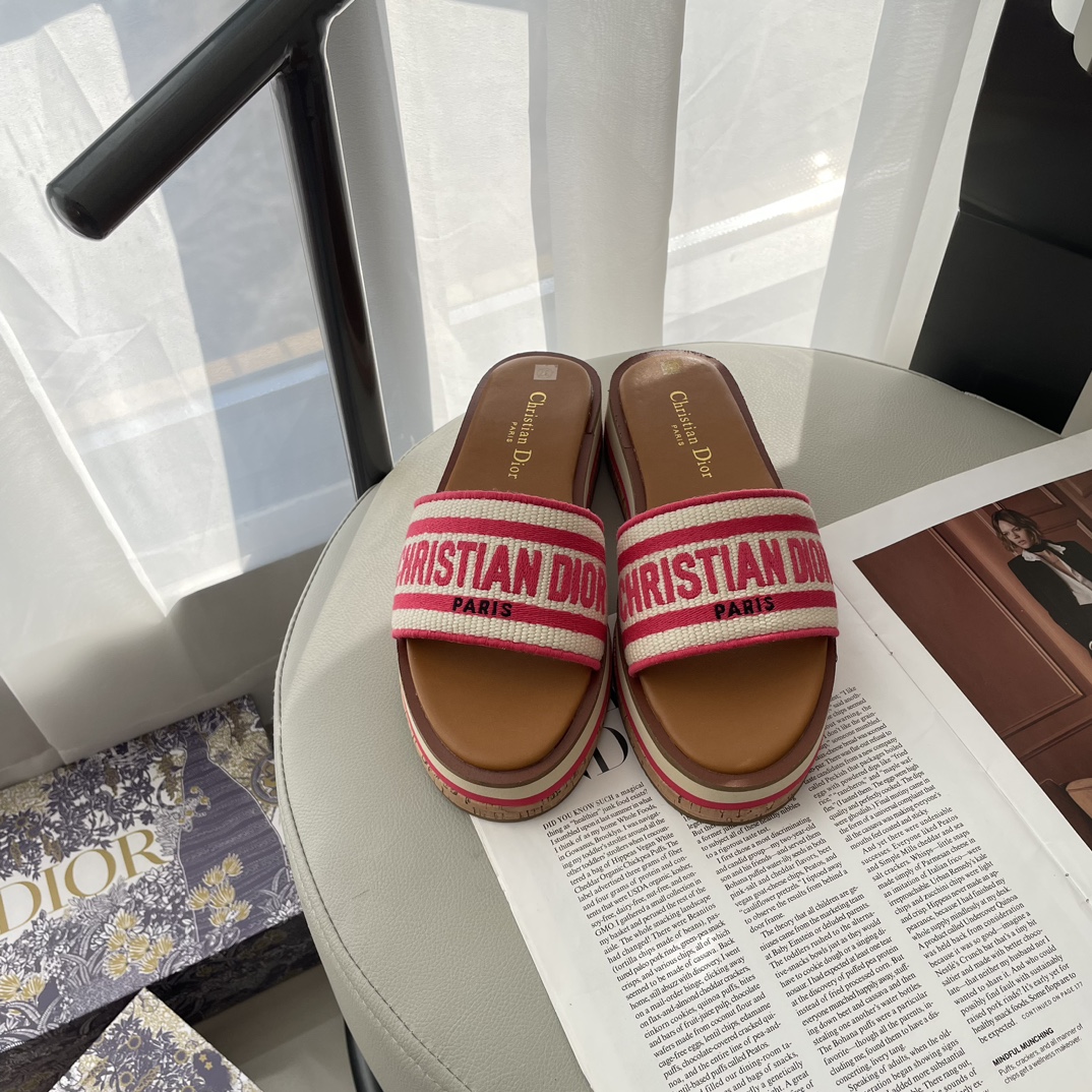 D Style letter embroidered platform slippers