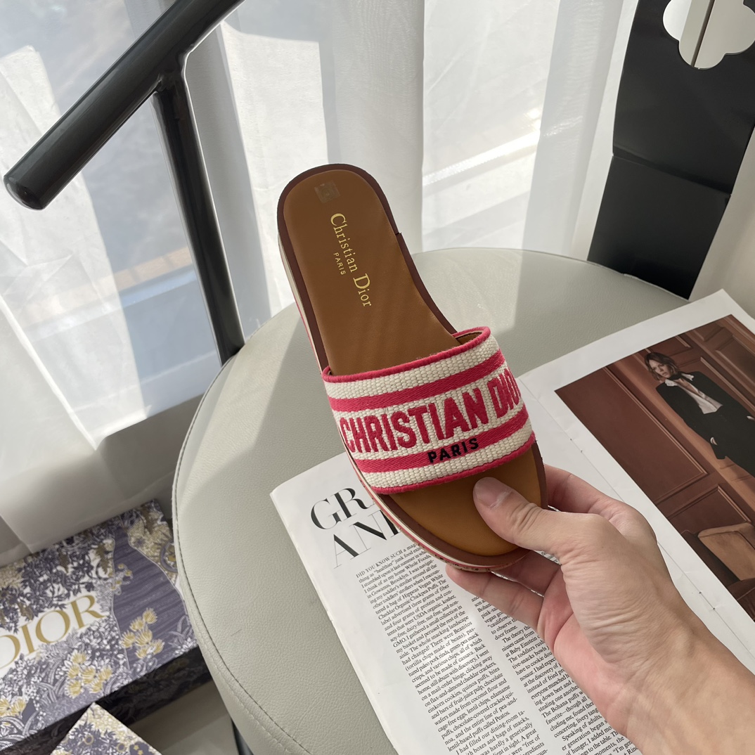 D Style letter embroidered platform slippers