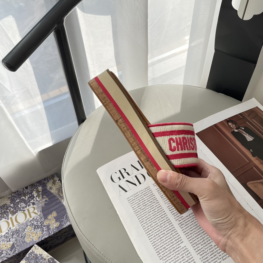 D Style letter embroidered platform slippers