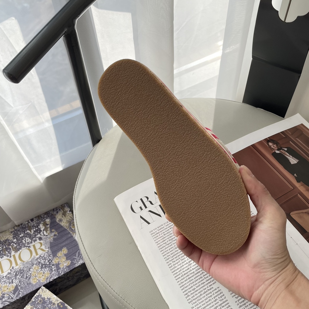 D Style letter embroidered platform slippers