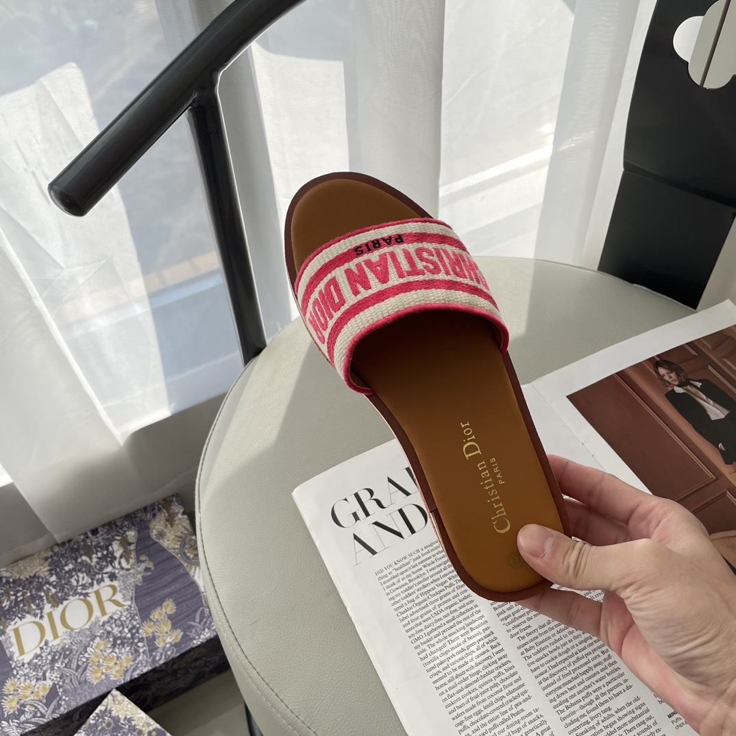D Style letter embroidered platform slippers