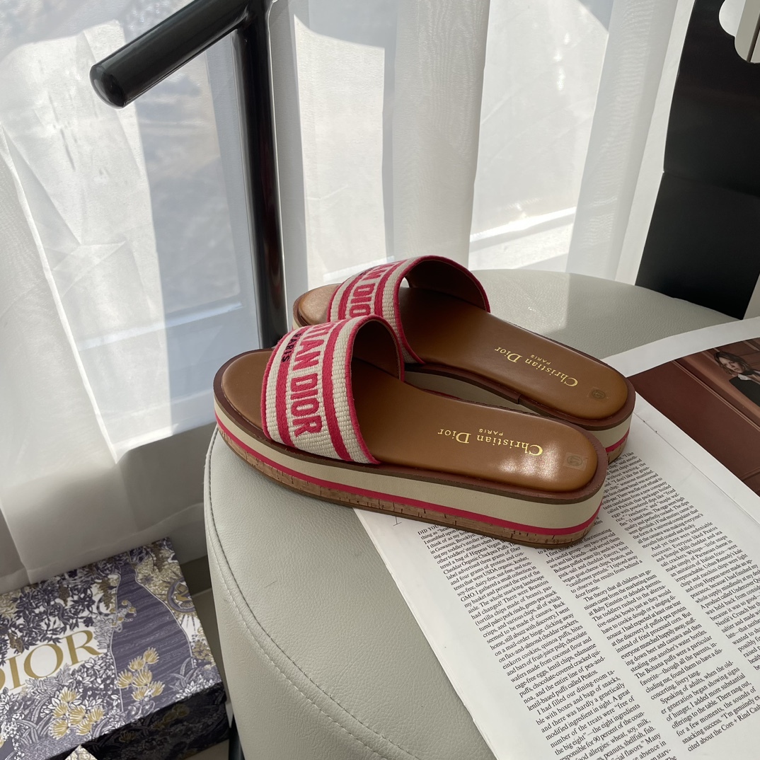 D Style letter embroidered platform slippers