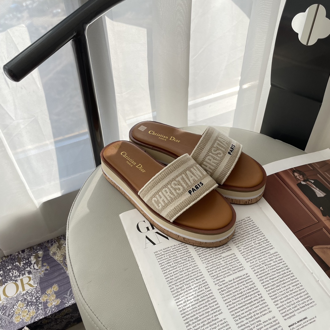 D Style letter embroidered platform slippers