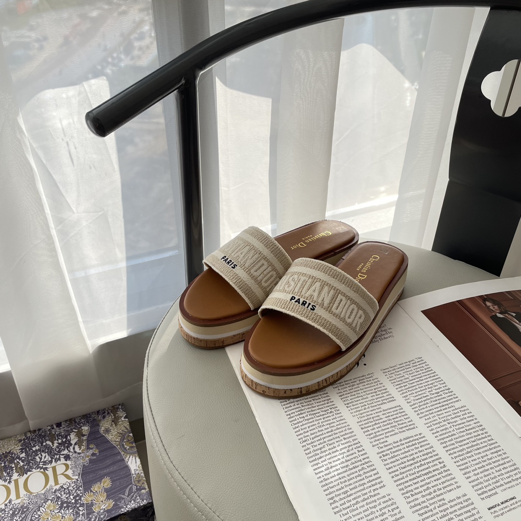 D Style letter embroidered platform slippers