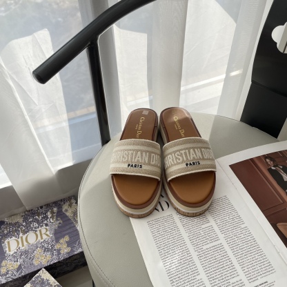 D Style letter embroidered platform slippers