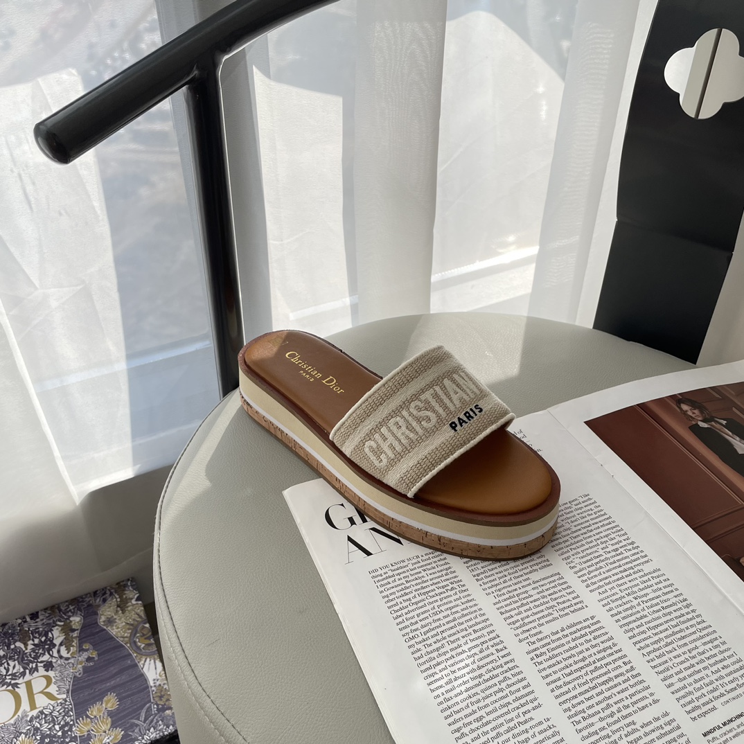 D Style letter embroidered platform slippers