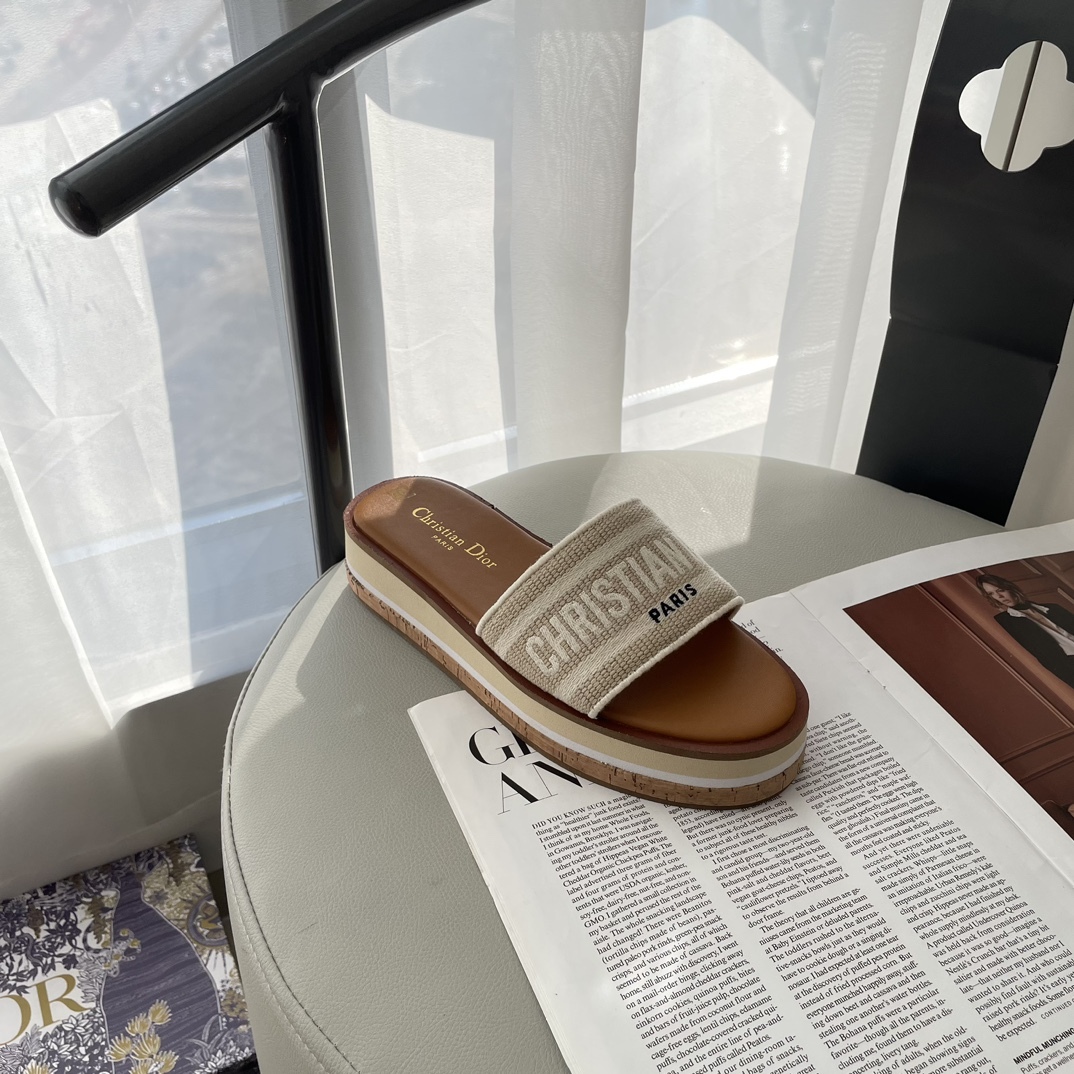 D Style letter embroidered platform slippers