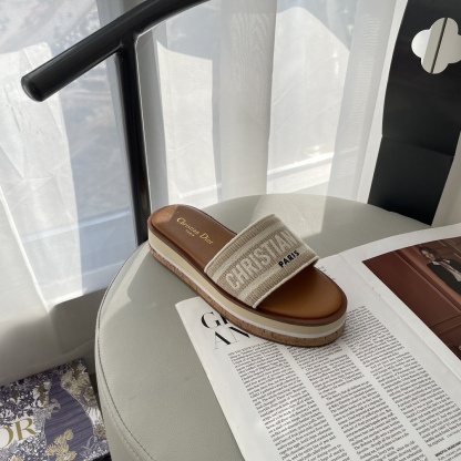 D Style letter embroidered platform slippers