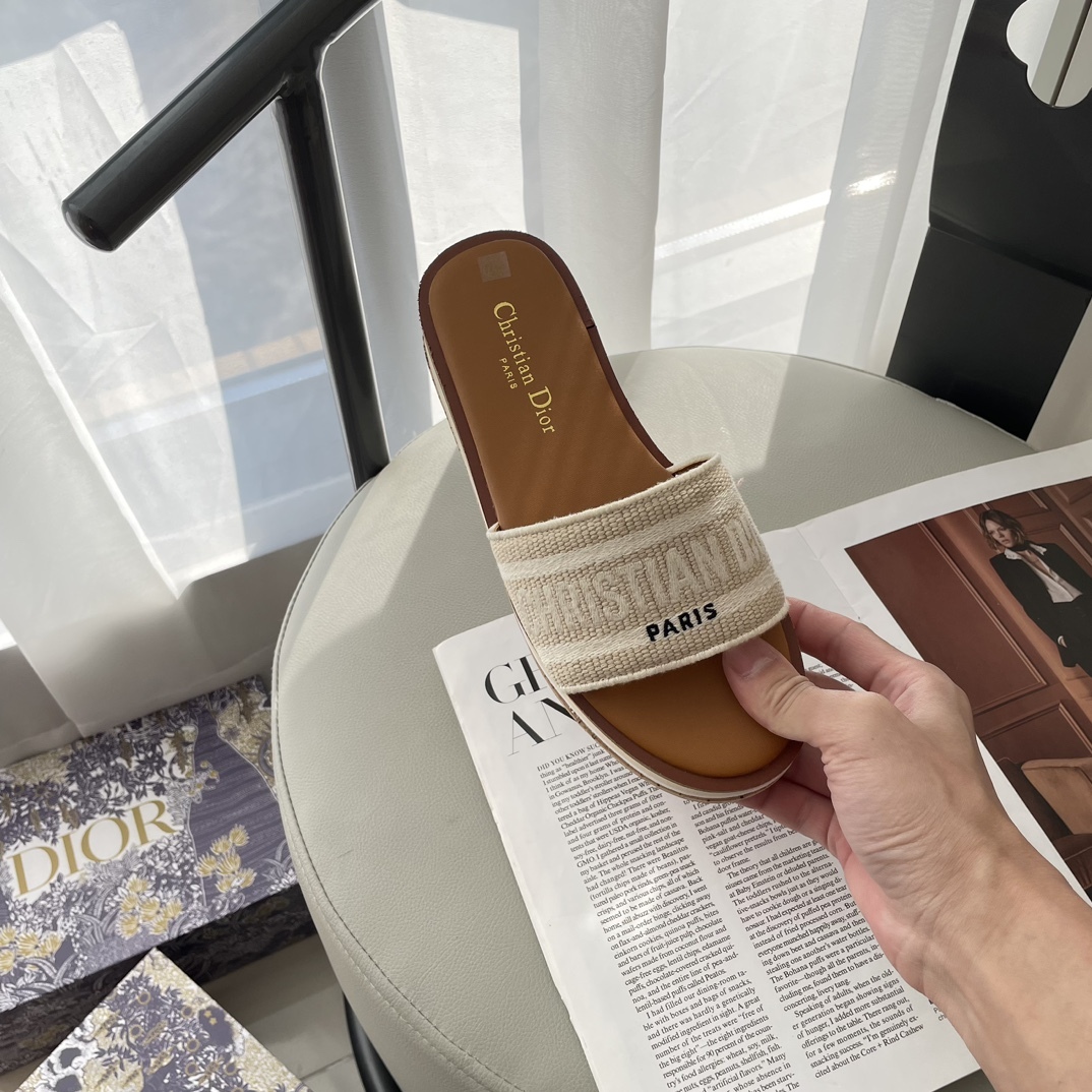 D Style letter embroidered platform slippers