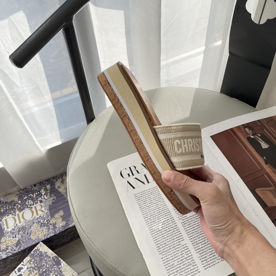 D Style letter embroidered platform slippers