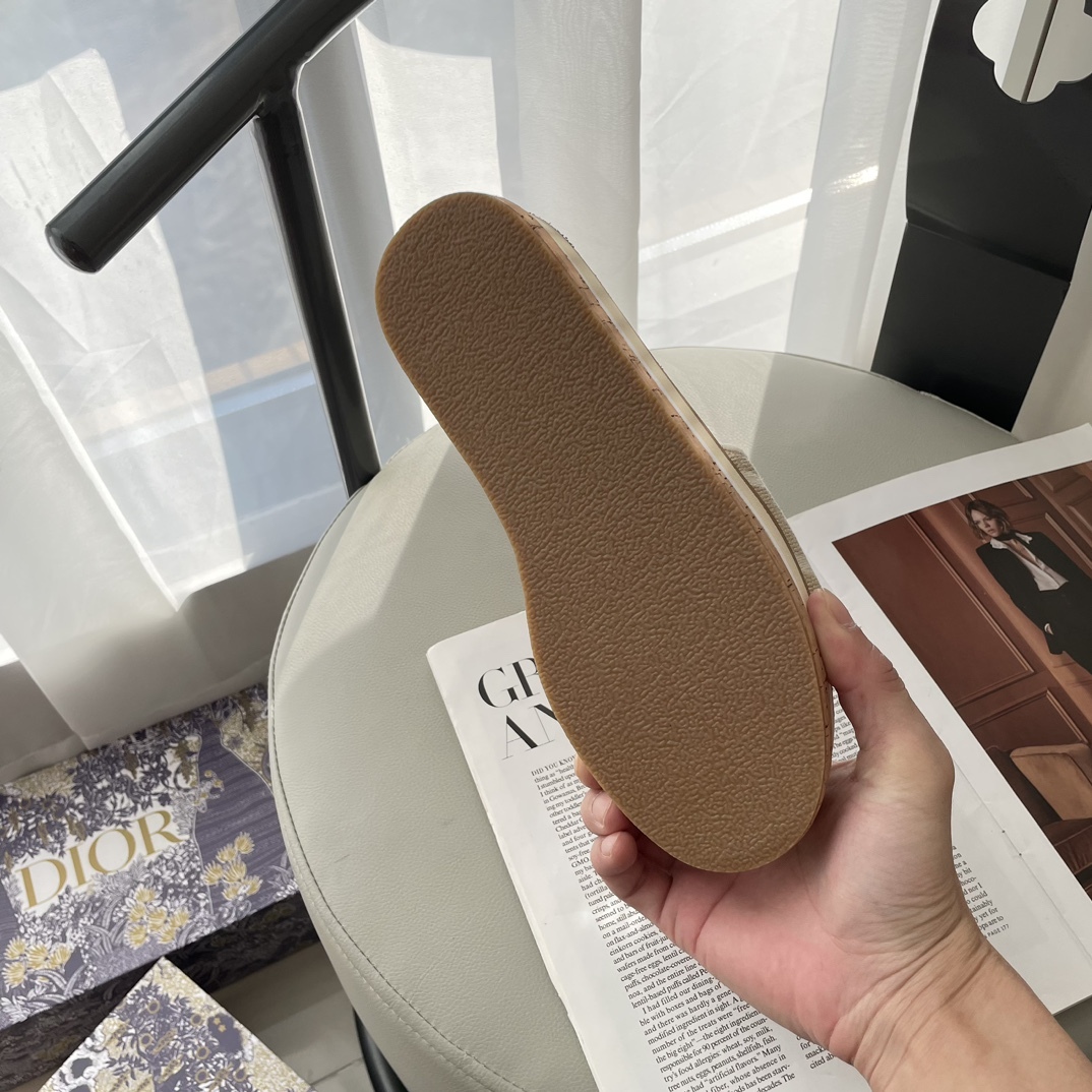 D Style letter embroidered platform slippers