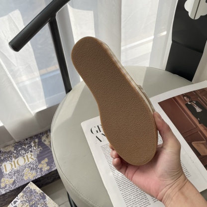 D Style letter embroidered platform slippers