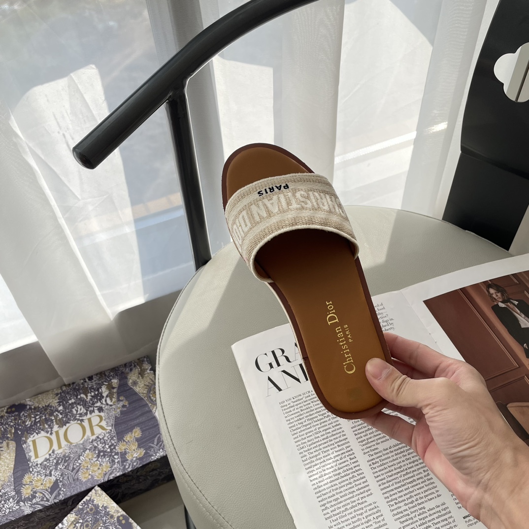 D Style letter embroidered platform slippers