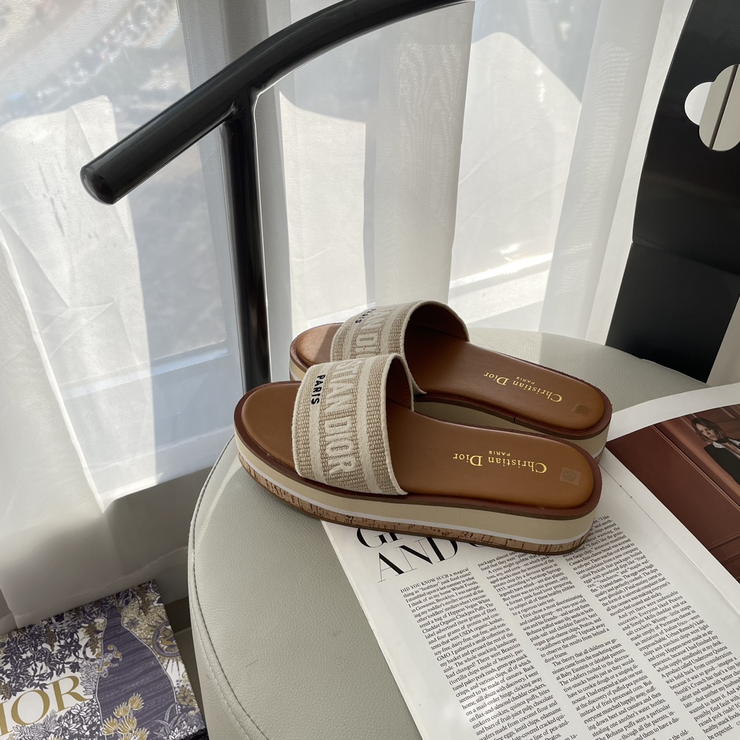 D Style letter embroidered platform slippers