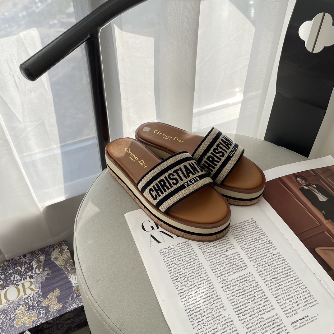 D Style letter embroidered platform slippers