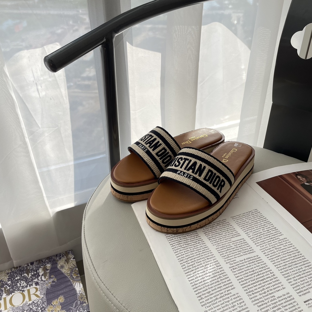 D Style letter embroidered platform slippers