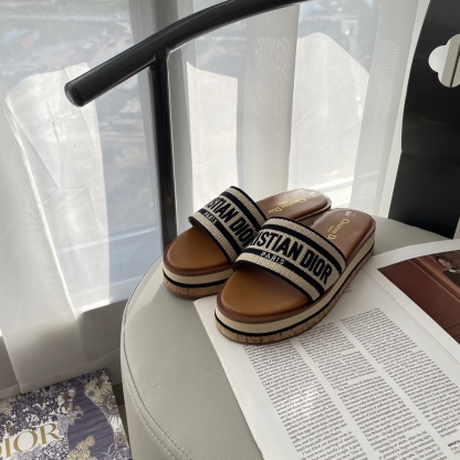 D Style letter embroidered platform slippers