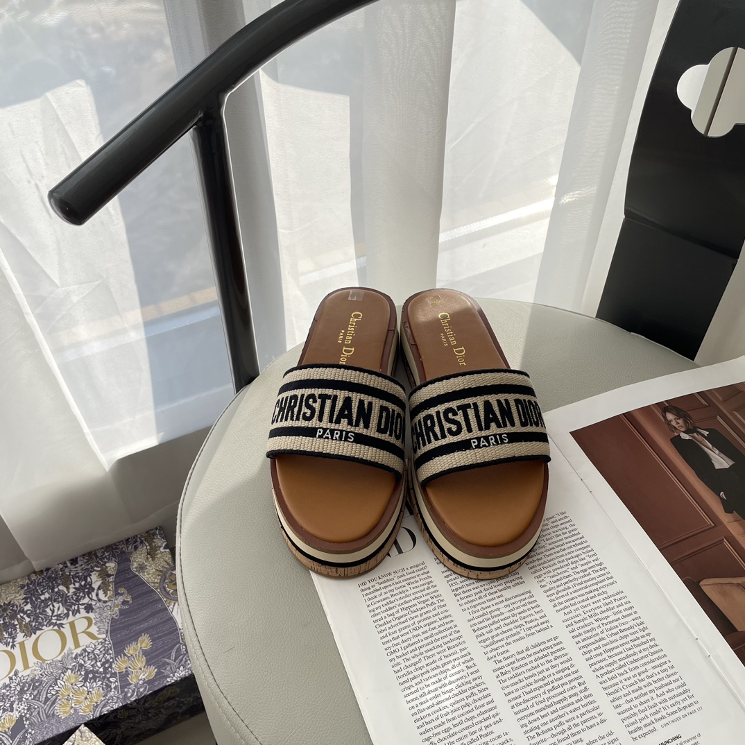 D Style letter embroidered platform slippers