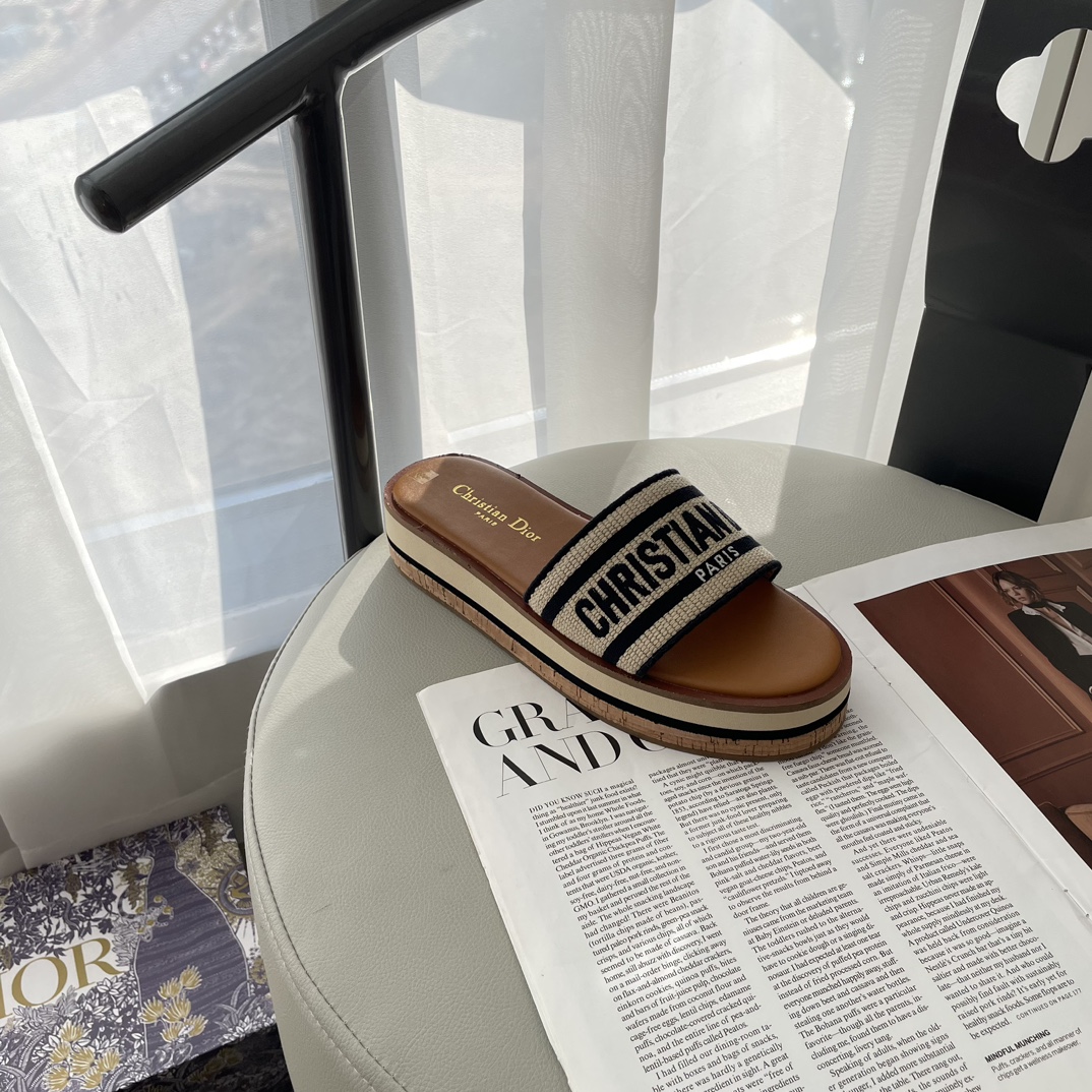 D Style letter embroidered platform slippers