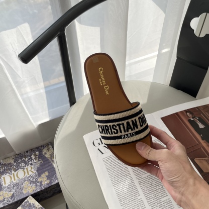 D Style letter embroidered platform slippers