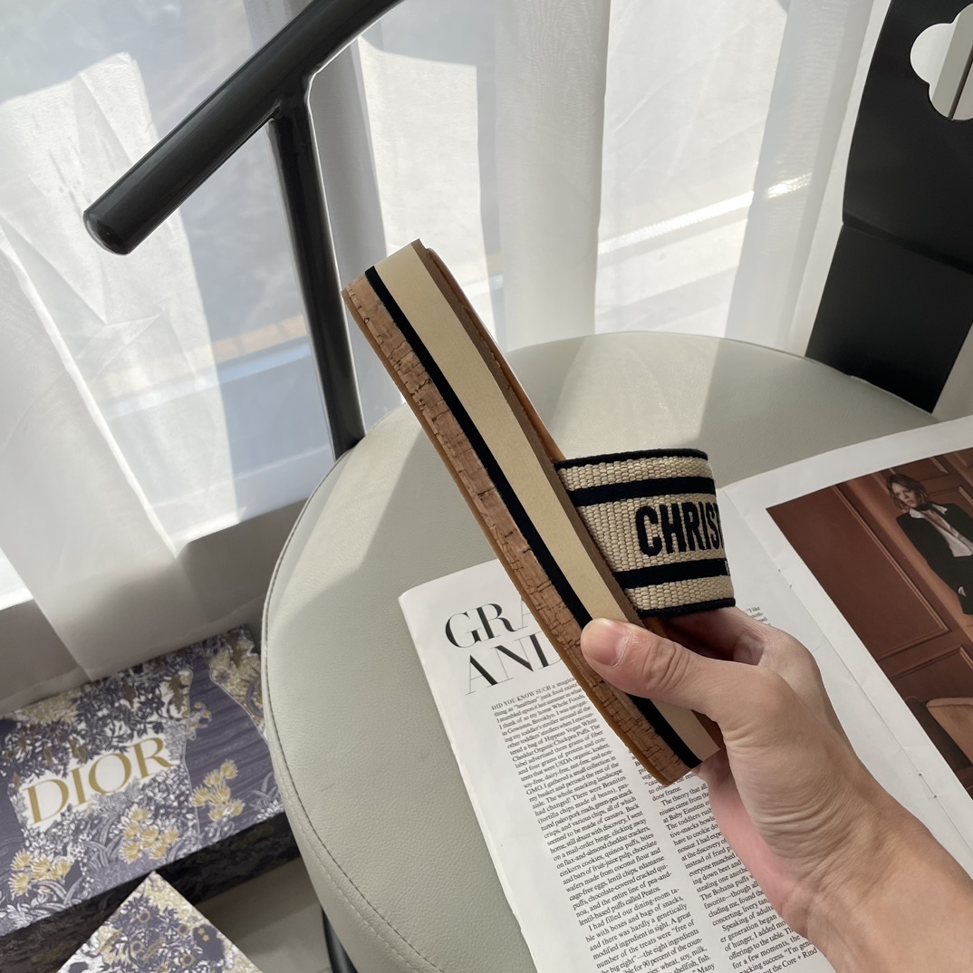 D Style letter embroidered platform slippers