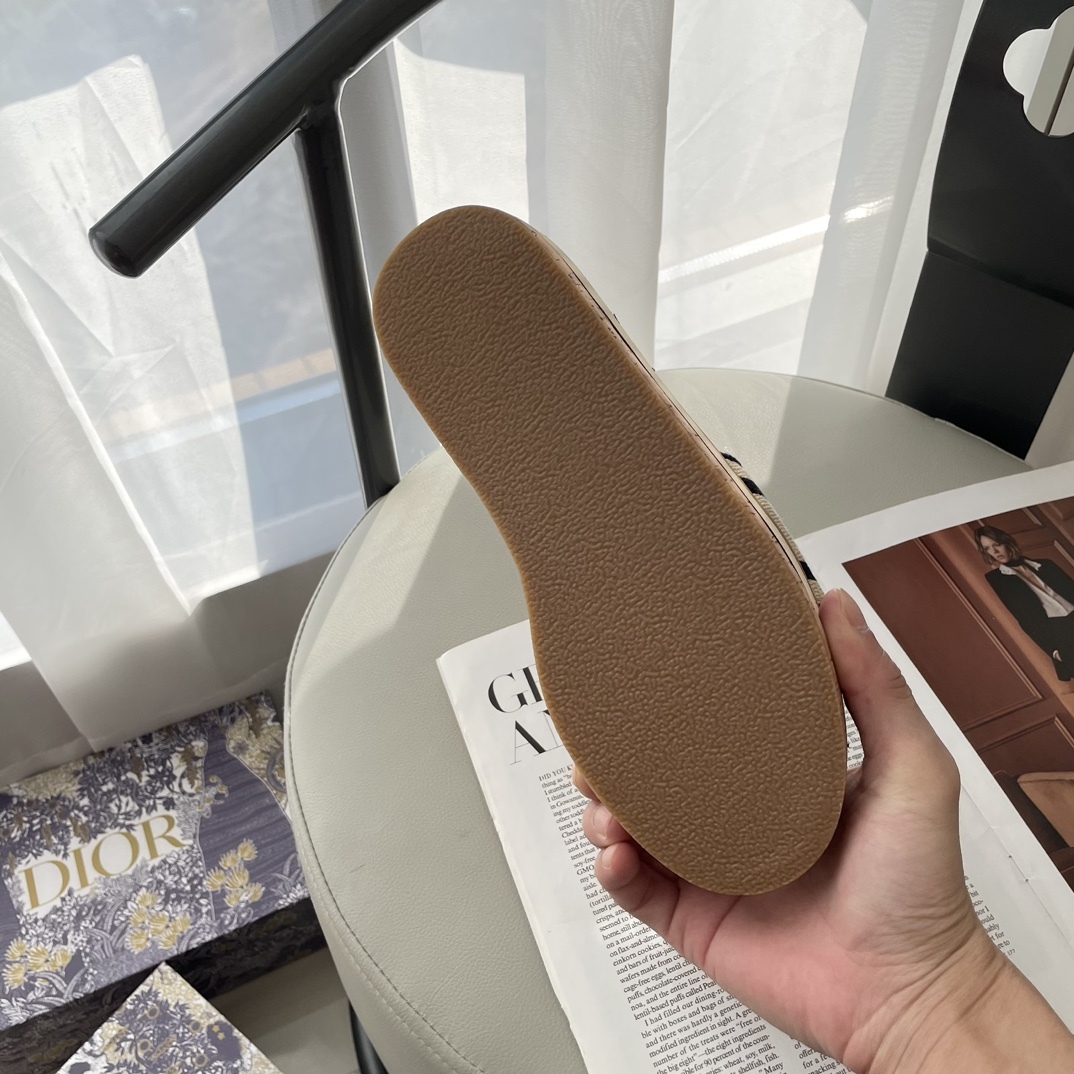 D Style letter embroidered platform slippers