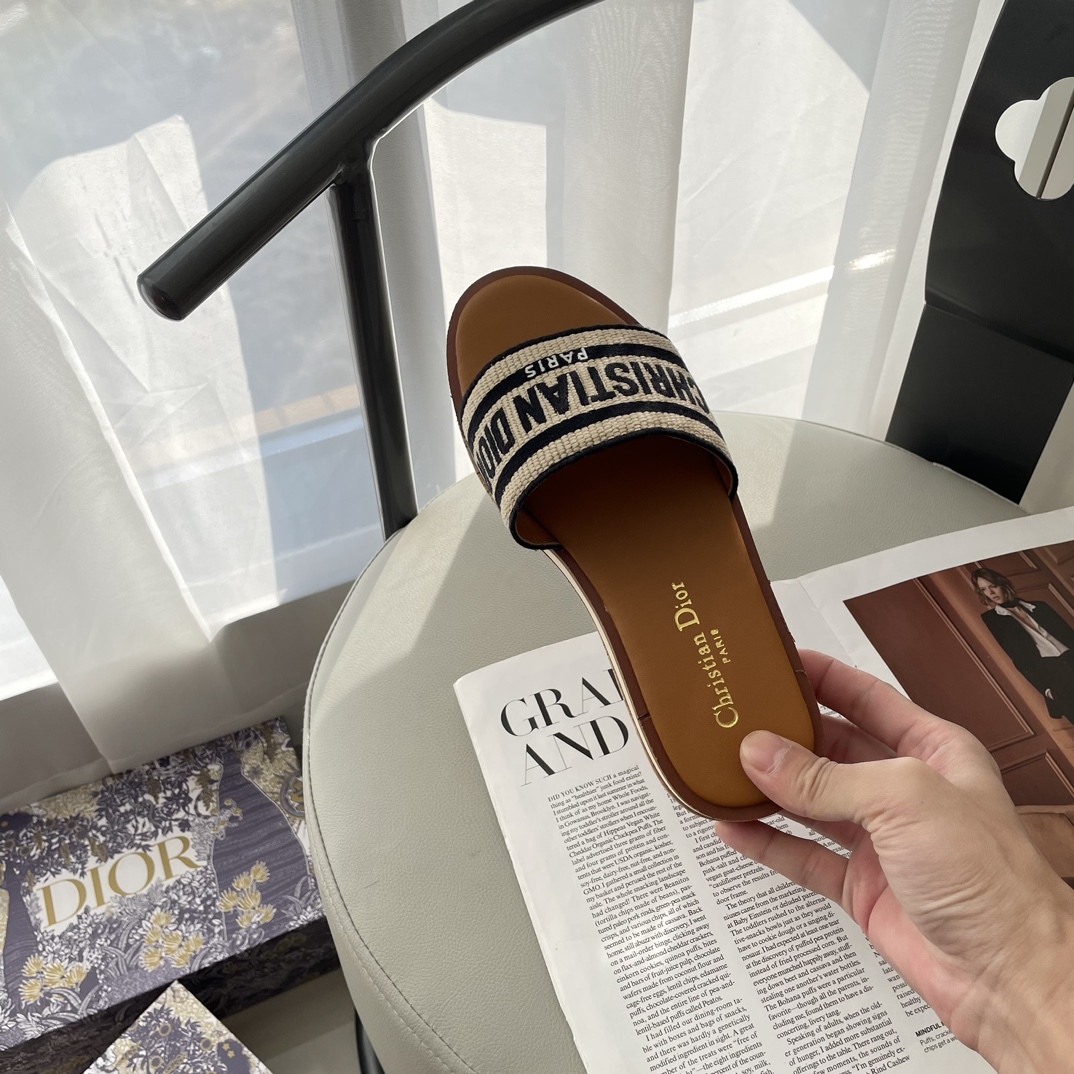 D Style letter embroidered platform slippers