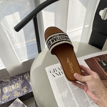 D Style letter embroidered platform slippers