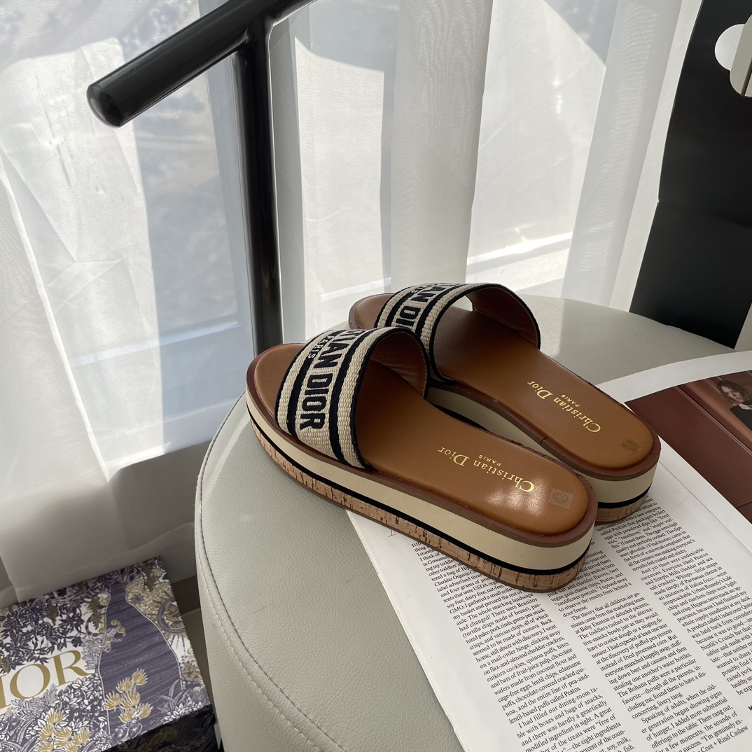 D Style letter embroidered platform slippers