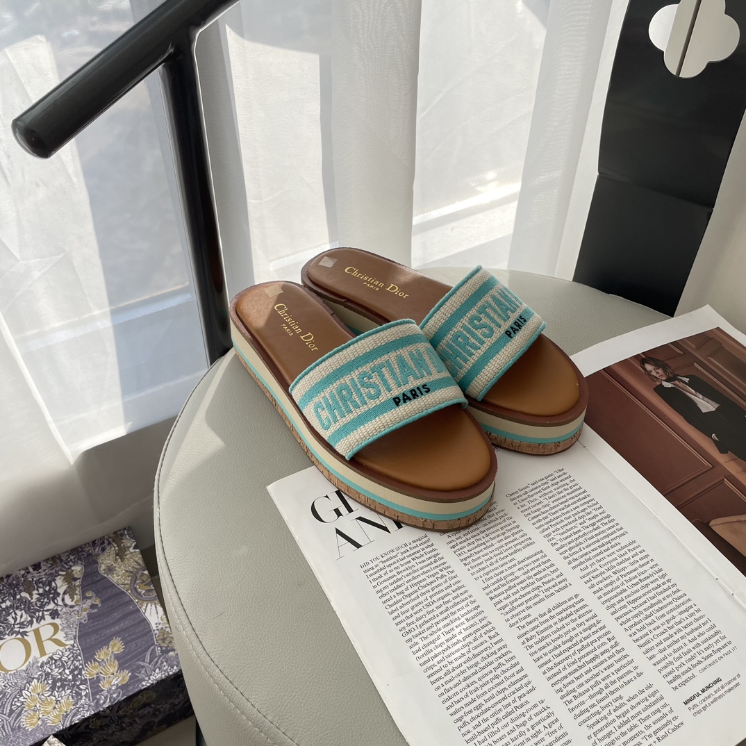 D Style letter embroidered platform slippers