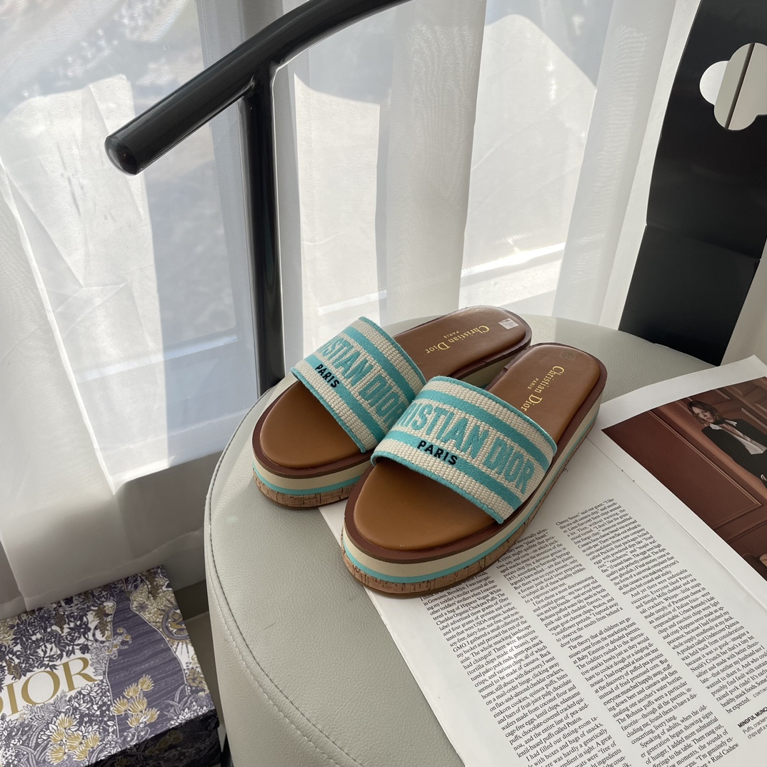 D Style letter embroidered platform slippers