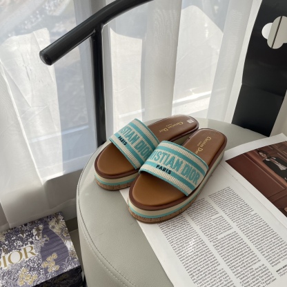 D Style letter embroidered platform slippers