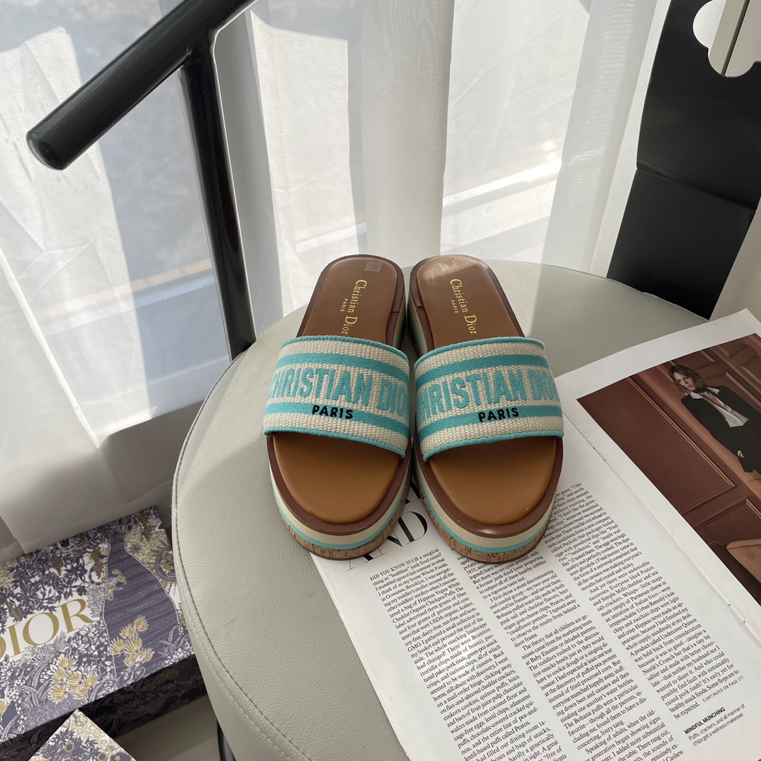 D Style letter embroidered platform slippers