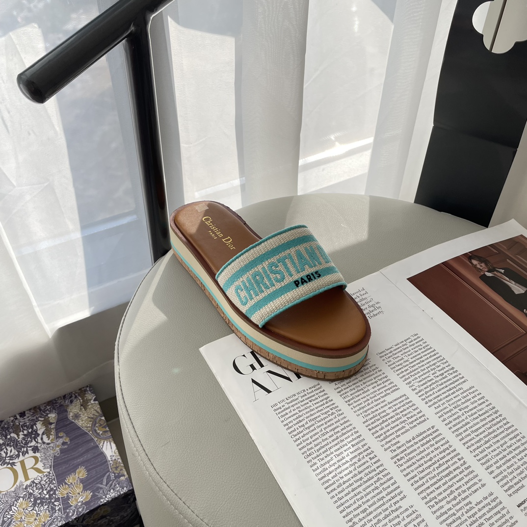 D Style letter embroidered platform slippers