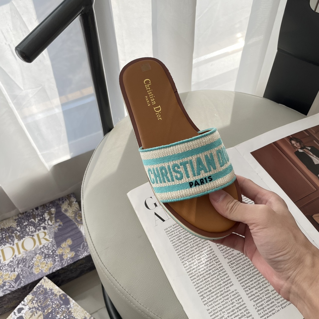 D Style letter embroidered platform slippers