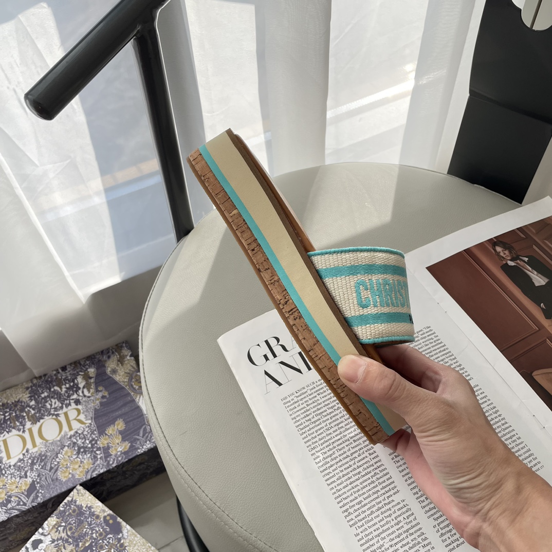 D Style letter embroidered platform slippers