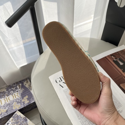 D Style letter embroidered platform slippers