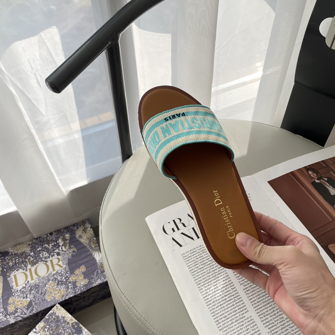 D Style letter embroidered platform slippers