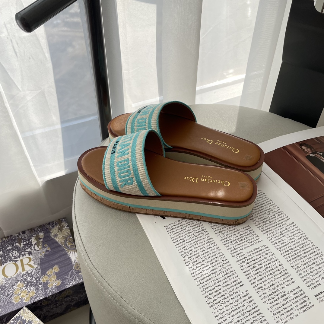 D Style letter embroidered platform slippers