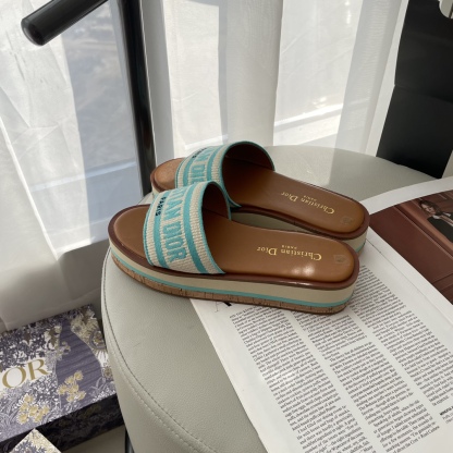 D Style letter embroidered platform slippers