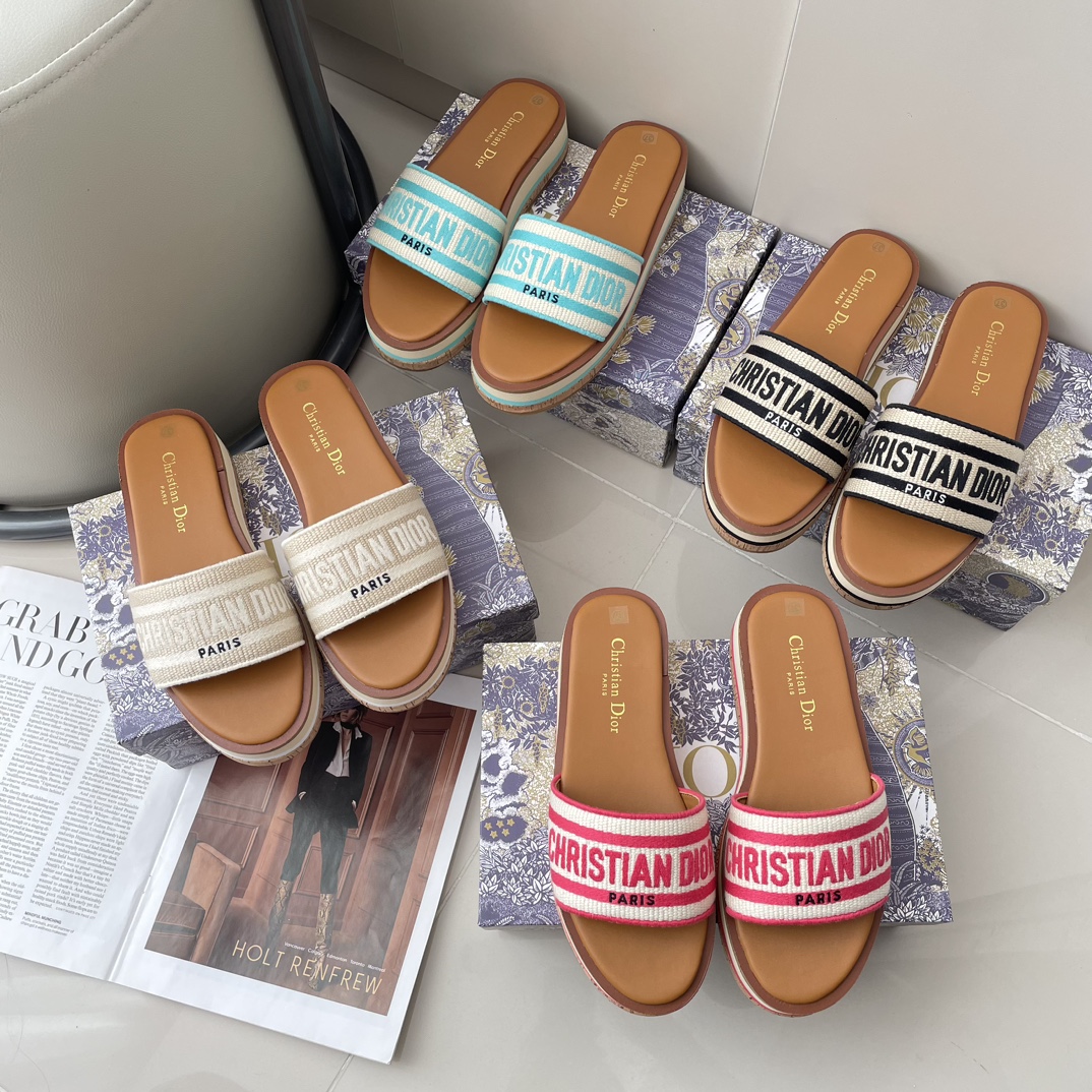 D Style letter embroidered platform slippers