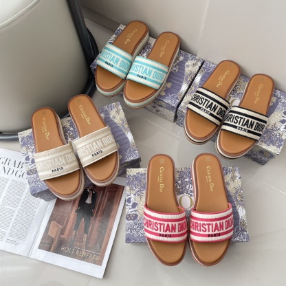 D Style letter embroidered platform slippers